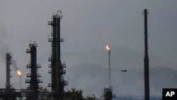 Se quema gas en el complejo petrolero José Antonio Anzoátegui en Barcelona, Estado de Anzoátegui, Venezuela, el domingo 3 de julio de 2022.