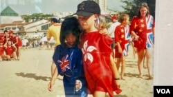 朱迅表示，照片中的香港及外籍小姊妹，身穿不同時期的香港旗，反映1997年主權過渡的社會面貌及心態。(美國之音/湯惠芸）