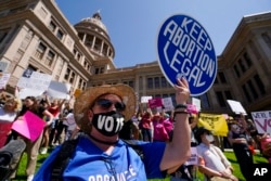 Demonstranti koji zagovaraju pravo na abortus tokom skupa ispred Capitola Texasa, 14. maja 2022, u Austinu, Texas.