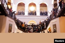 Demonstran memprotes di dalam Gedung Presiden, setelah Presiden Gotabaya Rajapaksa melarikan diri, di tengah krisis ekonomi negara, di Kolombo, Sri Lanka, 9 Juli 2022. (Foto: REUTERS/Dinuka Liyanawatte)