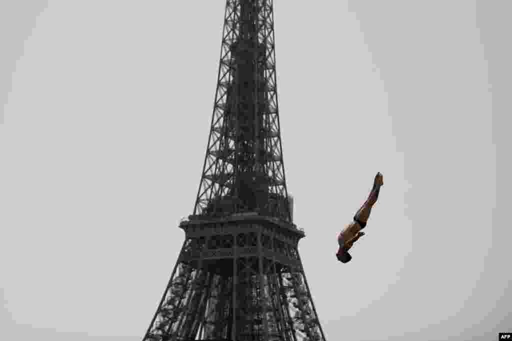 Gary Hunt, atlet loncat indah Prancis melakukan latihan selama kejuaraan loncat indah &quot;Red Bull Cliff Diving World Series&quot; di dekat Menara Eiffel di Paris, Prancis. (Foto: AFP)