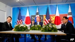 조 바이든 미국 대통령(가운데)과 윤석열 한국 대통령(왼쪽), 기시다 후미오 일본 총리가 29일 나토(NATO∙북대서양조약기구) 정상회의가 열리고 있는 스페인 마드리드에서 회담했다.