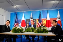 先月29日にNATO首脳会合が開かれるスペインの岸田文雄首相は、米国のジョー・バイデン大統領（中央）、韓国の尹錫淑（ユン・ソクヨル）大統領（左）、岸田文雄首相と会談した。