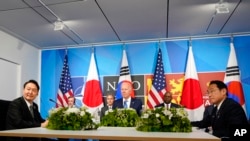 조 바이든(가운데) 미국 대통령과 윤석열(왼쪽) 한국 대통령, 기시다 후미오(오른쪽) 일본 총리가 지난달 29일 스페인 마드리드 북대서양조약기구(NATO∙나토) 정상회의 현장에서 회담하고 있다. 
