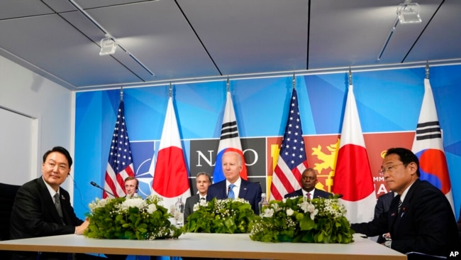 조 바이든 미국 대통령(가운데)과 윤석열 한국 대통령(왼쪽), 기시다 후미오 일본 총리가 지난 6월 나토(NATO∙북대서양조약기구) 정상회의가 열리고 있는 스페인 마드리드에서 회담했다.