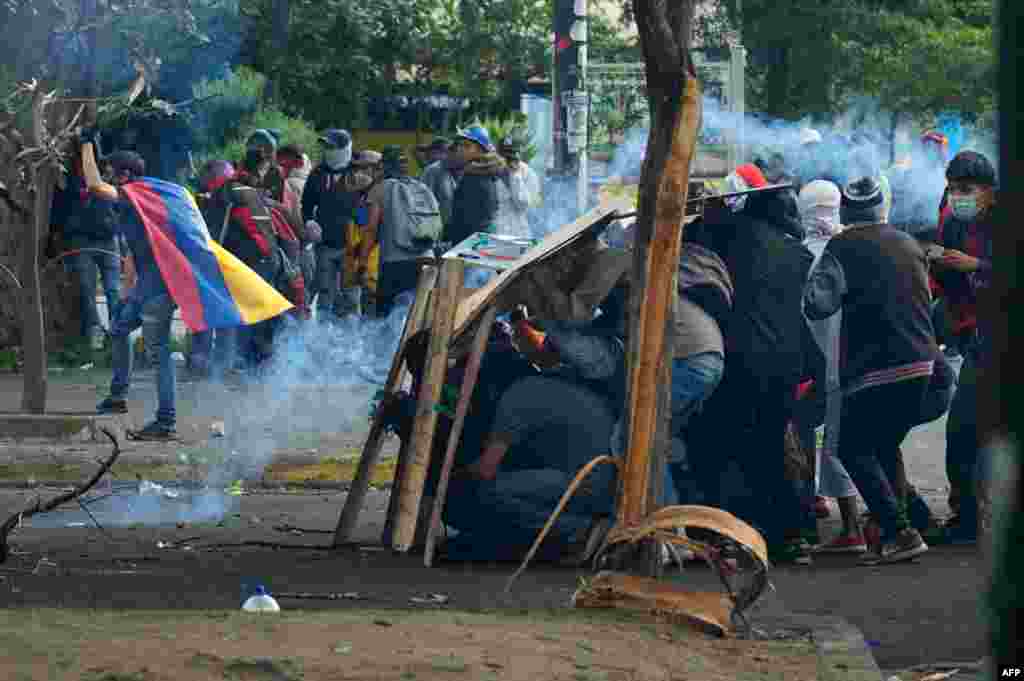 Demonstrators clash with the police near the House of Ecuadorean Culture in Quito, June 22, 2022, on the tenth consecutive day of indigenous-led protests against the government.