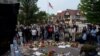 Los dolientes visitan un sitio conmemorativo después del tiroteo masivo en un desfile del 4 de julio en el suburbio de Chicago, Illinois, EEUU, el 6 de julio de 2022.