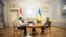 Tổng thống Indonesia Joko Widodo (trái) gặp Tổng thống Ukraine Volodymyr Zelenskyy vào ngày 29/6/2022.