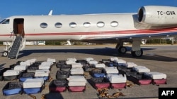 Imagen de la Policía Federal de Brasil, del 5 de agosto de 2021, que muestra 1,3 toneladas de cocaína incautadas en un avión comercial en el aeropuerto internacional Pinto Martins en Fortaleza, estado de Ceará, Brasil. 