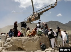 Helikopter Taliban lepas landas usai membawa bantuan ke lokasi gempa di Gayan, Afghanistan, 23 Juni 2022. (Foto: REUTERS/Ali Khara)