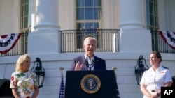 조 바이든(가운데) 미국 대통령이 4일 군인 가족들을 백악관으로 초청한 독립기념일 행사에서 연설하고 있다. 