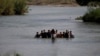 Migrantes, en su mayoría de Nicaragua, cruzan el río Bravo hacia EE UU., en Eagle Pass, Texas, el 20 de mayo de 2022.