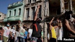 资料照片：抗议者在哈瓦那上街示威并呼喊口号。(2021年7月11日)