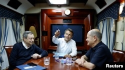 Слева направо: Марио Драги, Эммануэль Макрон и Олаф Шольц в поезде, направляющемся в Киев