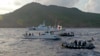 日本海上保安厅船只与一艘悬挂日本国旗的由日本活动人士驾驶的渔船在尖阁诸岛附近（中国称到钓鱼岛）。（资料照：2013年8月18日））