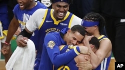 Stephen Curry (30), de los Warriors de Golden State, es felicitado por sus compañeros tras la coronación en las Finales, el jueves 16 de junio de 2022, ante los Celtics de Boston (AP Foto/Michael Dwyer)