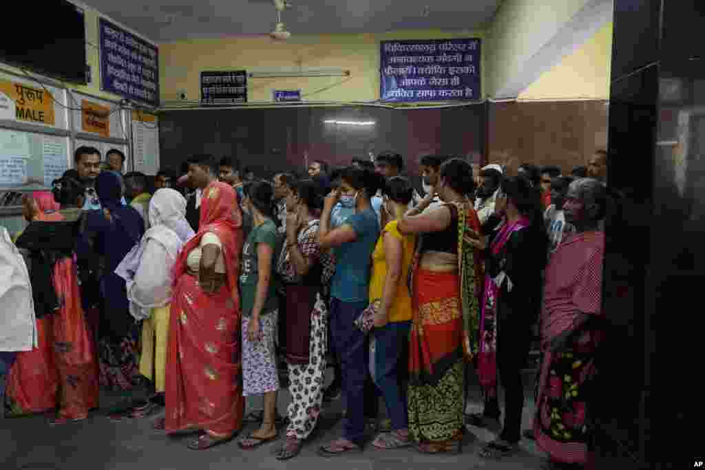 بھارت کی ریاست اتر پردیش کے ایک اسپتال میں شہریوں کا رش لگا ہوا ہے۔ اسپتال میں زیرِ علاج زیادہ تر مریض گرمی کی وجہ سے متاثر ہیں۔&nbsp;