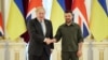 Премьер-министр Великобритании Борис Джонсон и президент Украины Владимир Зеленский в Киеве, 17 июня 2022 года (архивное фото)