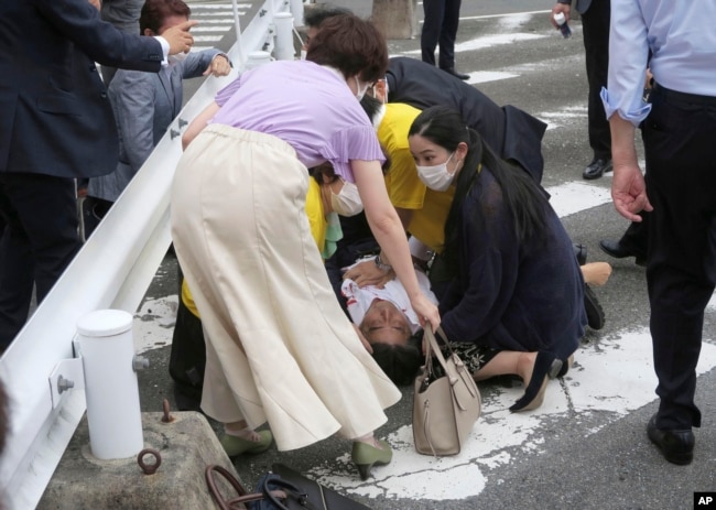 Mantan perdana menteri Jepang Shinzo Abe sesaat setelah ditembak di Nara, Jepang, 8 Juli 2022. (Kyodo News vía AP)