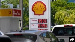 Automovilistas hacen fila para cargar gasolina a sus autos en una gasolinera de la compañía Shell, el 17 de junio de 2022, en Miami, EEUU.