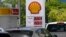 Automovilistas hacen fila para cargar gasolina a sus autos en una gasolinera de la compañía Shell, el 17 de junio de 2022, en Miami, EEUU.
