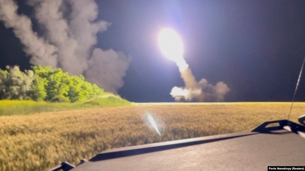 资料图片：社交媒体上的视频截图显示乌军从某处没有说明的地点发生“海马斯”火箭弹。(photo:VOA)