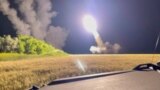 这张来自上传于2022年6月24日的没有注明日期的社交媒体视频截图显示，“海马斯”高机动性多管火箭炮系统在乌克兰境内一个没有披露的地点发射。