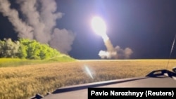 视频截图显示乌军在一处没有披露的地点发射“海马斯”火箭系统。