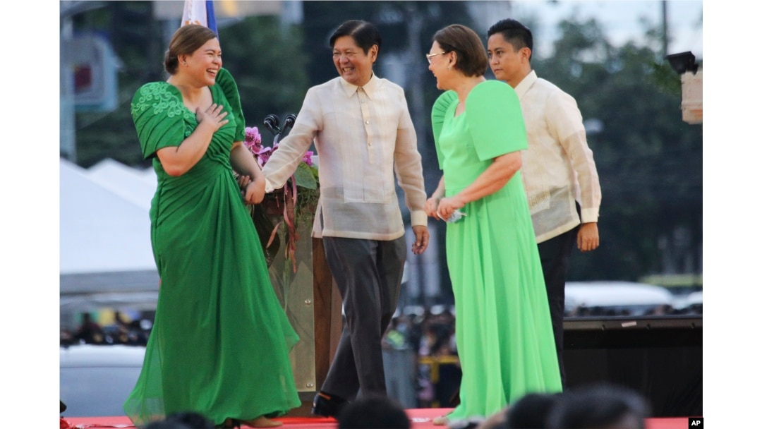 Wakil Presiden terpilih Filipina Sara Duterte, kiri, putri presiden populis Filipina yang akan keluar, disambut oleh Presiden Filipina yang akan datang Ferdinand "Bongbong" Marcos Jr. kedua dari kiri, di Kota Davao, selatan Filipina Minggu 19 Juni 2022. (Foto: AP)
