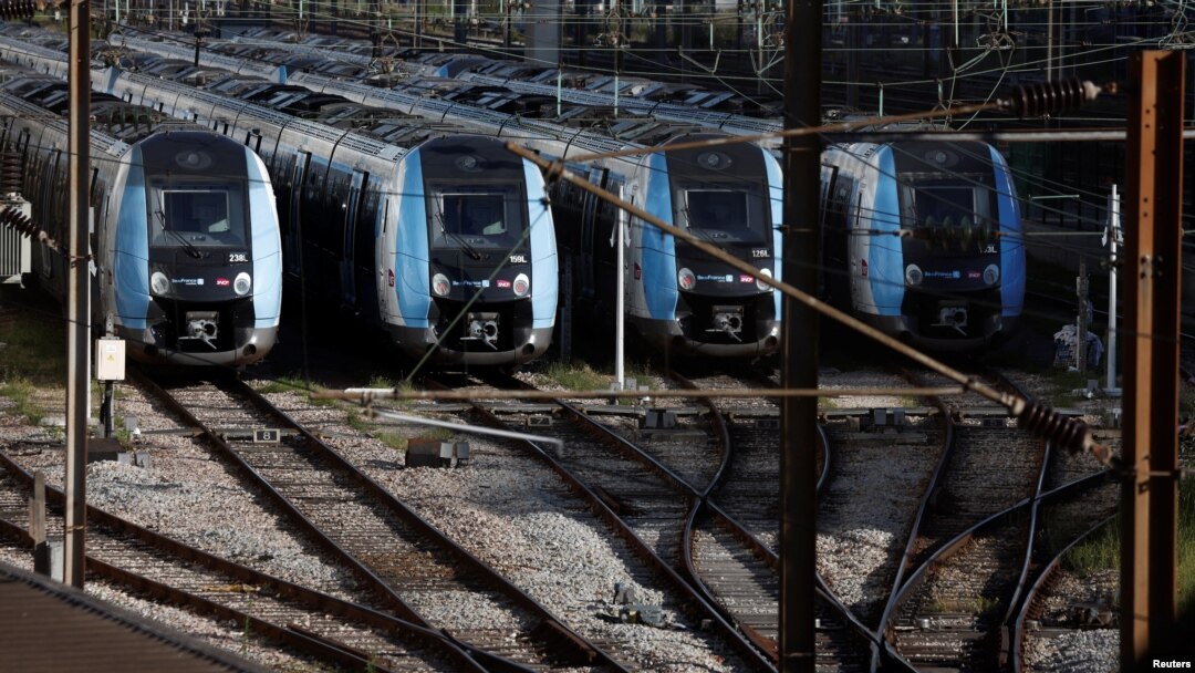 Kereta api lokal di stasiun kereta Gare de Lyon di Paris, Prancis, 6 Juli 2022, menghentikan layanannya selama aksi pemogokan nasional perusahaan kereta api milik negara Prancis SNCF, menuntut kenaikan gaji. (REUTERS/Benoit Tessier)