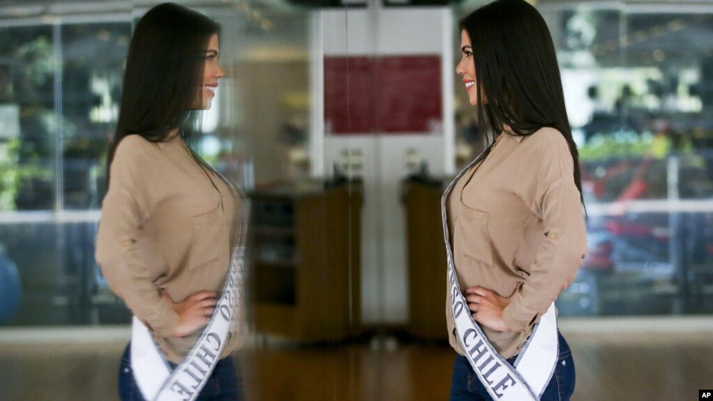 In this image, taken on November 8 2018, Venezuelan model Andrea DÃ­az, now Miss Chile, during a modeling class in Santiago, Chile. (AP Foto/Esteban FÃ©lix)