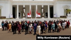 Presiden Joko Widodo, Wakil Presiden Ma'ruf Amin, dan para menteri kabinet yang baru dilantik berjalan setelah berfoto bersama saat pelantikan kabinet baru Jokowi periode kedua, di Istana Kepresidenan Jakarta, 23 Oktober 2019. (Foto: REUTERS/ Willy Kurnia