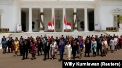 Presiden Joko Widodo, Wakil Presiden Ma'ruf Amin, dan para menteri kabinet yang baru dilantik berjalan setelah berfoto bersama saat pelantikan kabinet baru Jokowi periode kedua, di Istana Kepresidenan Jakarta, 23 Oktober 2019. (Foto: REUTERS/ Willy Kurnia