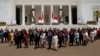 Presiden Joko Widodo, Wakil Presiden Ma'ruf Amin, dan para menteri kabinet usai pelantikan kabinet baru Jokowi periode kedua, di Istana Kepresidenan, Jakarta, 23 Oktober 2019. (Foto: Willy Kurniawan/Reuters)