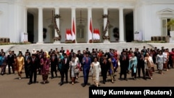 Presiden Joko Widodo, Wakil Presiden Ma'ruf Amin, dan para menteri kabinet usai pelantikan kabinet baru Jokowi periode kedua, di Istana Kepresidenan, Jakarta, 23 Oktober 2019. (Foto: Willy Kurniawan/Reuters)