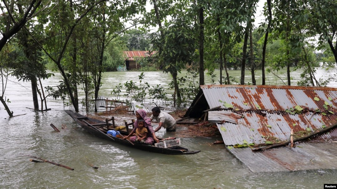 Warga menaiki perahu untuk pergi menuju tempat pengungsian di tengah banjir yang melanda kawasan timur laut Bangladesh di Kota Sylhet, pada 19 Juni 2022. (Foto: Reuters/Kazi Salahuddin Razu)