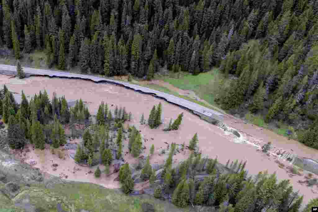Esta foto aérea proporcionada por el Servicio de Parques Nacionales muestra una entrada inundada del Parque Nacional Yellowstone en Gardiner, el 13 de junio de 2022.