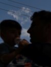 Afganistanac Abdul Aman Sediqi, koji je dobio specijalnu američki imigrantsku vizu, drži sina dok se on i njegova porodica pripremaju za potpisivanje ugovora o zakupu novog stana nakon evakuacije iz Afganistana, Houston, august 2021.