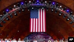 Keith Lockhart, al centro, dirige durante los ensayos para el espectáculo anual de fuegos artificiales Boston Pops del 4 de julio, el 3 de julio de 2022, en Boston, Massachusetts.