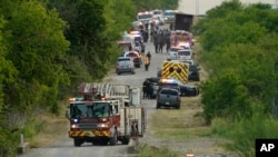 La policía bloquea la escena donde se descubrió un semirremolque con múltiples cadáveres, el lunes 27 de junio de 2022, en San Antonio, EEUU.