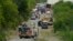 La policía bloquea la escena donde se descubrió un semirremolque con múltiples cadáveres, el lunes 27 de junio de 2022, en San Antonio, EEUU.