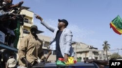 Le maire de Dakar Barthélémy Dias en voiture pour assister à un rassemblement de l'opposition sénégalaise à Dakar. (Photo by SEYLLOU / AFP)