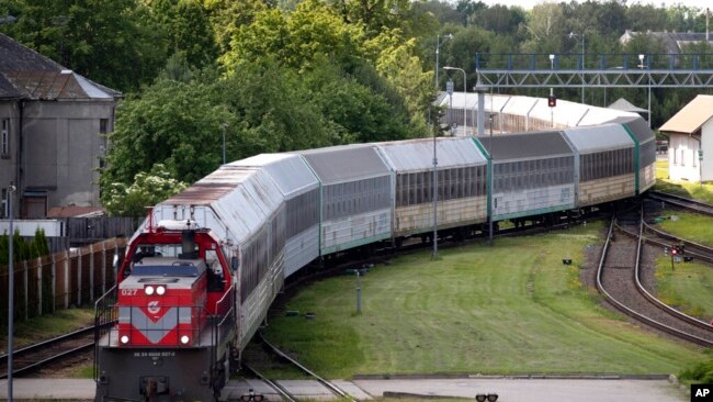 Trenat e mallrave nga enklava ruse e Kaliningradit lëvizin në stacionin hekurudhor kufitar në Kybartai, rreth 200 km në perëndim të kryeqytetit Vilnius, Lituani (22 qershor 2022).