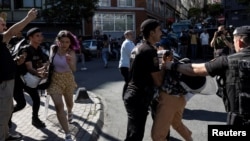 26 Haziran 2022 - İstanbul'da düzenlenen Onur Yürüyüşü'ne polisten sert müdahale
