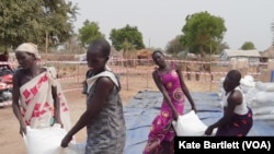 Displaced people in Bor, South Sudan, collect food aid. (File)