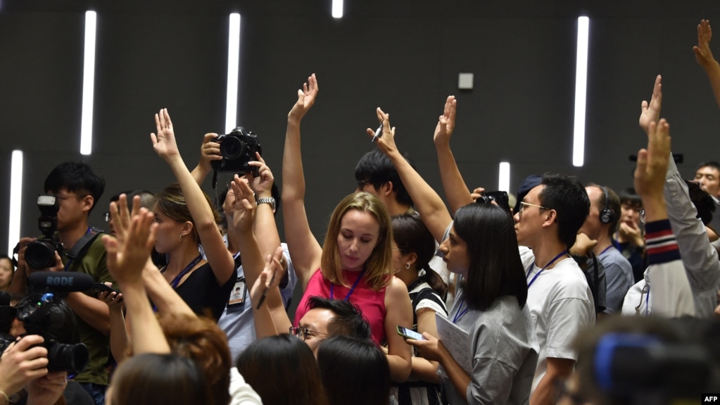 资料照片：记者在香港特首林郑月娥的一场记者会上举手提问。(2019年6月15日)(photo:VOA)