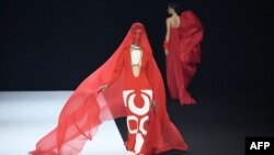 Un mannequin présente une création pour Stéphane Rolland lors de la Fashion Week Haute-Couture Automne - Hiver 2023 à Paris le 5 juillet 2022.