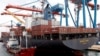 Pekerja terlihat di kapal yang membawa kontainer di Pelabuhan Tanjung Priok di Jakarta, Indonesia, 11 Januari 2021. (REUTERS/Willy Kurniawan)