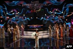 Kontestan kontes kecantikan transgender Filipina, Fuschia Anne Ravena dinobatkan sebagai pemenang kompetisi Miss International Queen 2022 di Pattaya, 25 Juni 2022. (Manan VATSYAYANA / AFP)