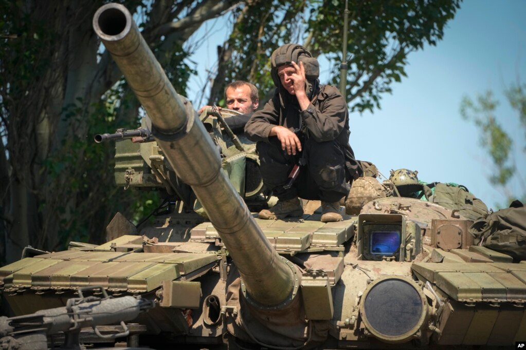在乌克兰顿巴斯地区，坦克上的乌军士兵打出胜利手势。(2022年6月20日)(photo:VOA)